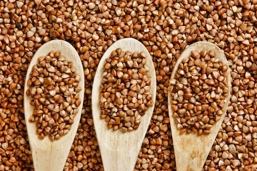 الحنطة السوداء في ملاعق خشبية